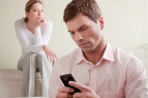 Lục điện thoại chồng, tôi bàng hoàng biết một bí mật "động trời" - 1