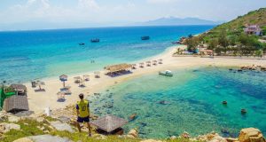 Những con đường giữa biển đẹp mê hồn ở Việt Nam mà bạn chưa biết tới - Ảnh 2.