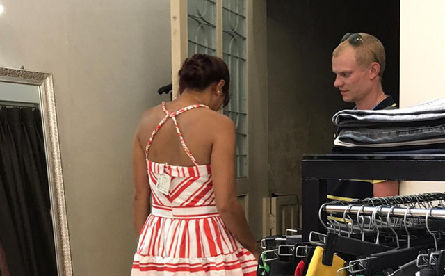 photo-4-1499752945602 Có những người chồng rất mực quan tâm vợ, nâng niu chiều chuộng như anh chồng Tây dẫn vợ đi thử váy gây sốt mạng dạo nào. (Ảnh minh họa)