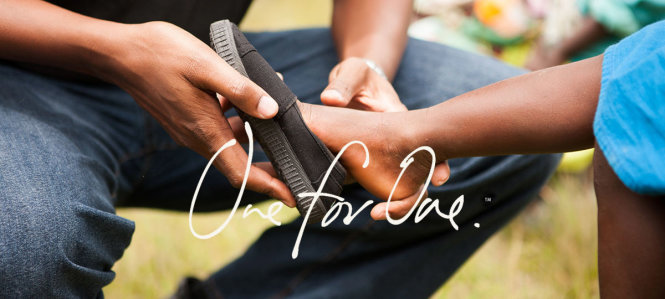 the-gift-of-shoes-1497166124 Khởi nghiệp thành công từ 'một bán - một tặng'