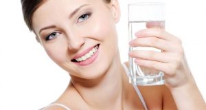 Các bước chăm sóc da mặt đón tết trắng hồng, hết mụn 2 Uong du nuoc moi ngay