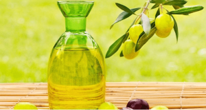 Bí quyết dưỡng tóc bằng dầu oliu để mái tóc luôn suôn mượt 3 Ủ tóc bằng dầu Oliu qua đêm