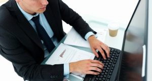 Tóc bạc sớm ở nam giới và #4 nguyên nhân nhân phổ biến 4 Mệt mỏi và căng thẳng kéo dài là nguyên nhân tóc bạc sớm