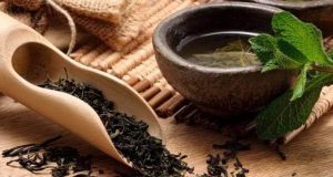 Các bài thuốc chữa tóc bạc sớm hiệu quả nhất thử áp dụng ngay hôm nay 1 Trà đen có công dụng giúp tóc suôn mượt