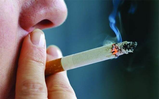 #4 Nguyên nhân tóc bạc sớm ở nữ giới và nam giới 4 Hút thuốc gây ra tóc bạc sớm